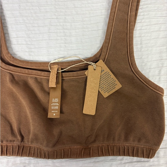 SKIMS Cocoa Scoop Neck Bra - Picture 2 of 9
